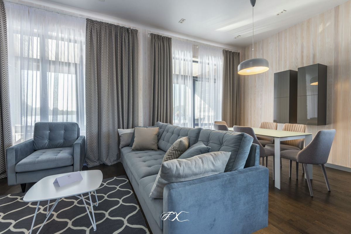 Fotografia architettonica minimalista a San Miniato Basso - interno essenziale con arredi di design e luce zenitale per valorizzazione immobiliare