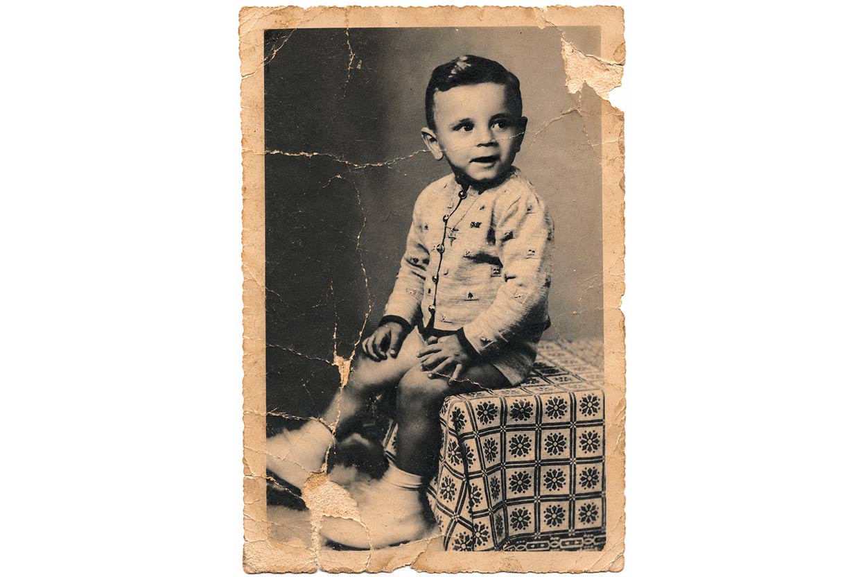 Fotografia antica in bianco e nero rovinata da graffi e crepe, prima del restauro - FX Studio San Miniato
